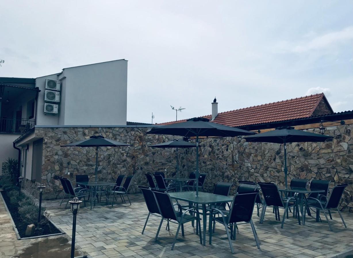 Cafe De La Creme Hotel Kuzelov Exterior photo